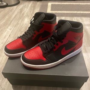 NIKE AIR JORDAN MID 1 BANNED